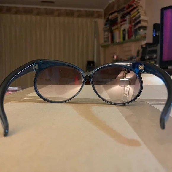 Vintage Cat Eye Blue Sunglasses (Unknown Brand) - Picture 2 of 4